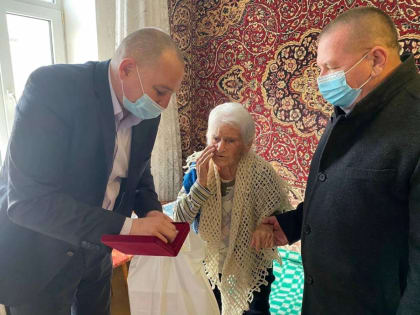 Ветерану Зинаиде Иосифовне Загребиной вручили памятную медаль «В честь 80-летия обороны Севастополя 1941-1942 гг.»