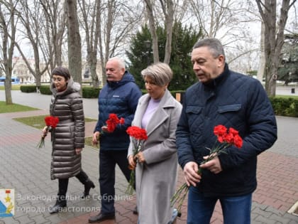 Лидер севастопольских справедливороссов почтил память героев Сталинградской битвы