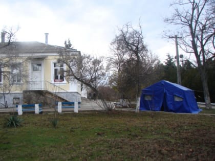 Палатку у больницы установили на всякий случай