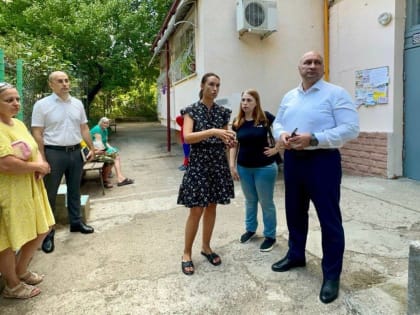 В доме №16 на улице Ефремова ремонтируют подъезды