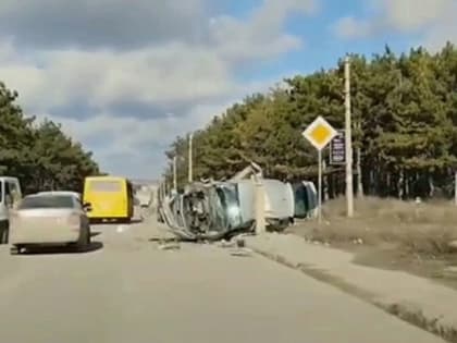 ДТП в Симферополе: водитель встретился со столбом