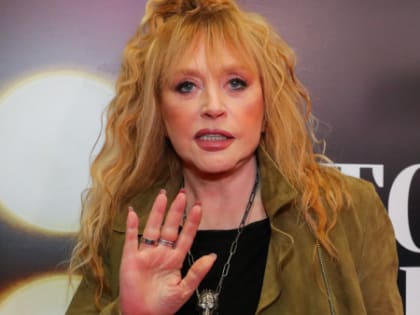 Как сейчас живёт и на чём зарабатывает беглая певица Пугачёва?