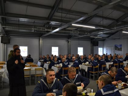 Священник побеседовал о Рождестве Христовом с военнослужащими Учебного отряда водолазных специалистов