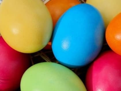 Россиян предостерегли от окрашивания яиц к Пасхе непищевыми красителями