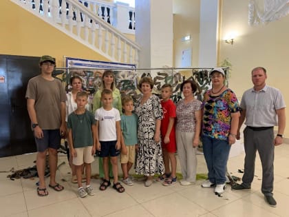 Сенатор РФ Екатерина Алтабаева присоединилась к плетению маскировочных сетей