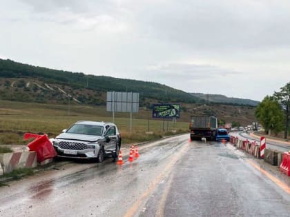 Возле Балаклавской ТЭС грузовик помял две легковушки