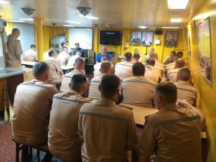 Лекция научно-миссионерской экспедиции Синодального миссионерского отдела РПЦ на одном из кораблей ЧФ