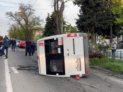 Напротив СОК «Севастополь» перевернулась маршрутка с пассажирами