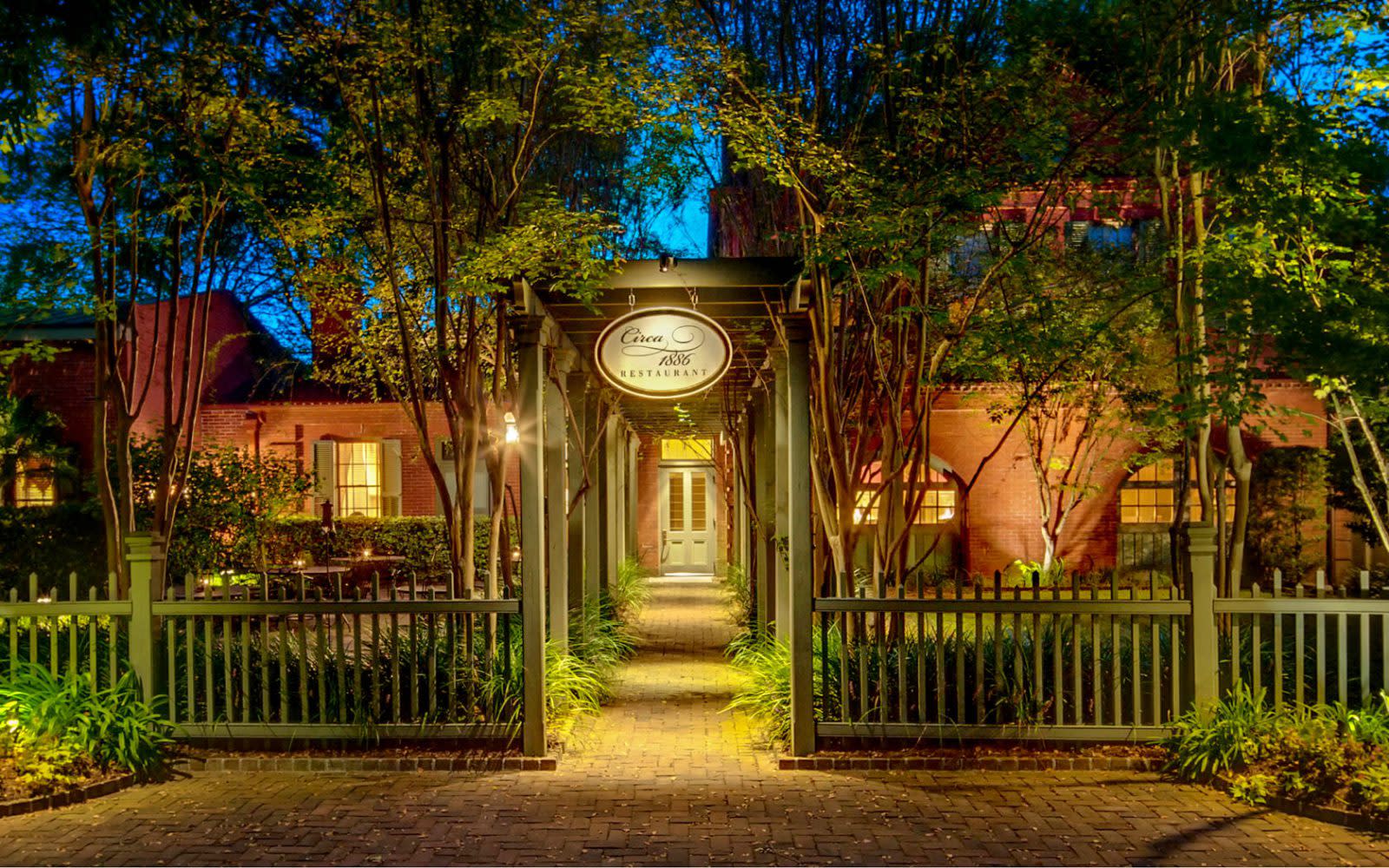 How to sweep her off her feet? Take her for one of the best romantic dinners in Charleston, South Carolina.