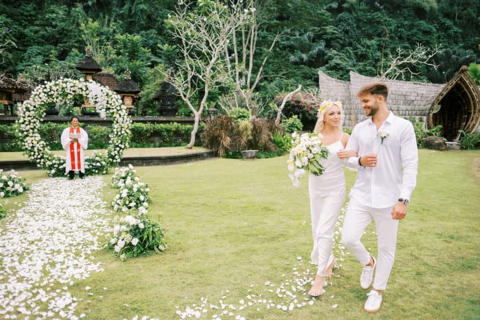 Mandapa a Ritz-Carlton Reserve Bali riverside terrace decorated for intimate wedding ceremony — Panigrahana