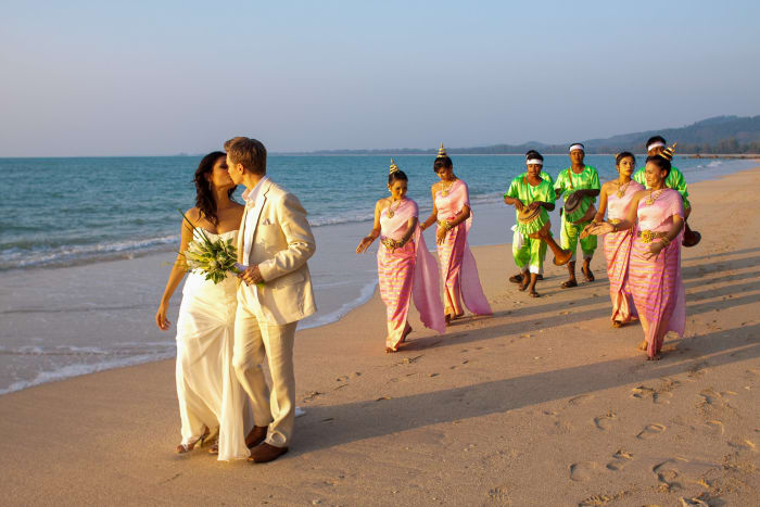 Sarojin Khao Lak resort garden decorated for outdoor wedding ceremony Thailand — Panigrahana