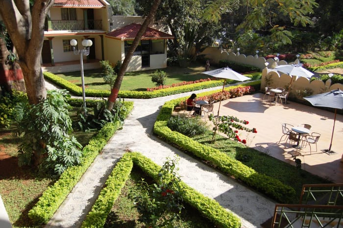 Jayamahal Palace Hotel Bangalore wedding reception with floral stage and grand chandeliers in ballroom — Panigrahana