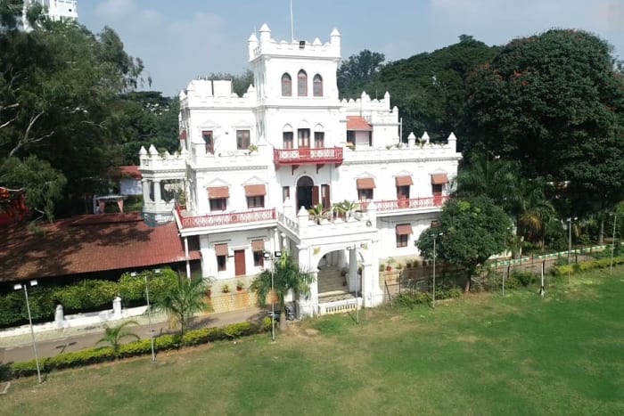Jayamahal Palace Hotel Bangalore 19-acre lawns decorated for large outdoor Indian wedding reception — Panigrahana