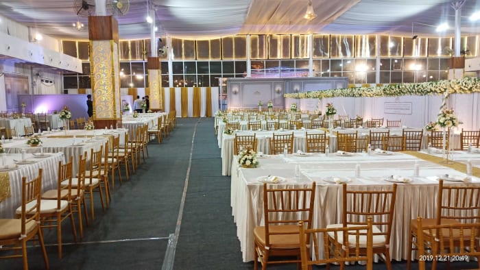 Jayamahal Palace Bangalore Kalinga Hall set for traditional Hindu wedding ceremony with floral mandap — Panigrahana