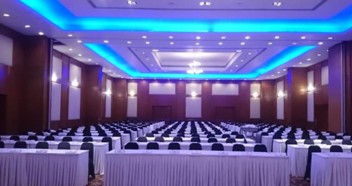 Chancery Pavilion Bangalore outdoor wedding reception with 700-guest capacity — Panigrahana