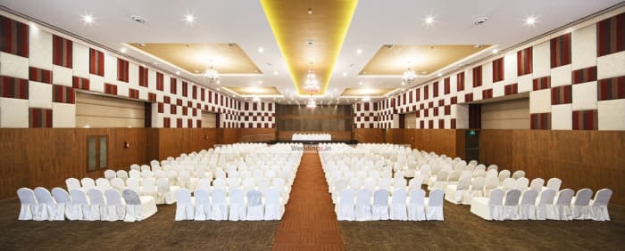 Clarks Exotica Resort Bangalore Galaxy Hall elegant banquet wedding setup for 3500 guests — Panigrahana