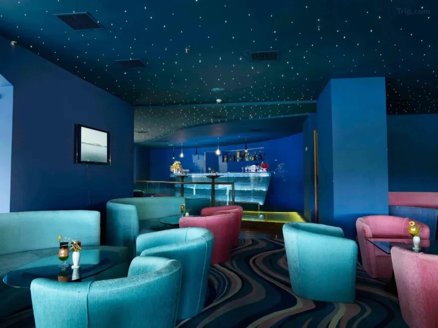 Kerala destination wedding with tropical floral decor