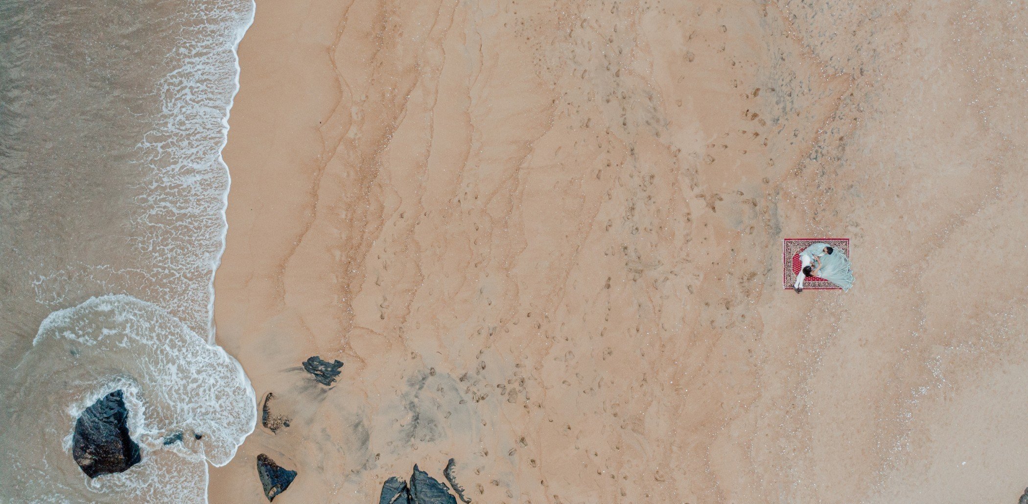 Cliffside ceremony overlooking the Arabian Sea in Kerala