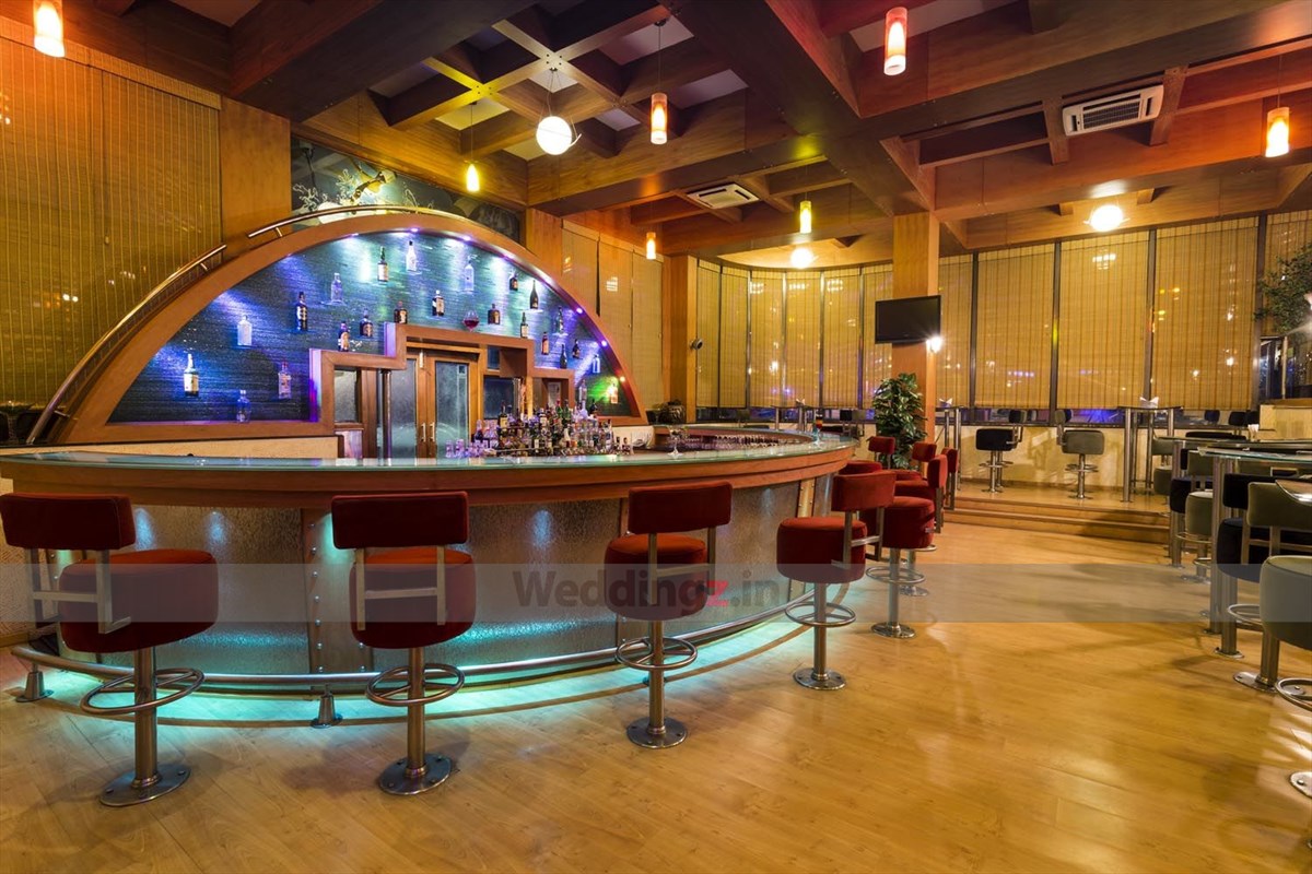 Clarks Exotica Resort Devanahalli Bangalore luxury bar lounge for wedding celebrations — Panigrahana