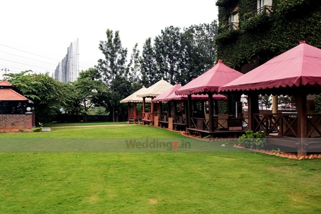 Royal Orchid Bangalore sangeet stage with lights and drapes — Panigrahana