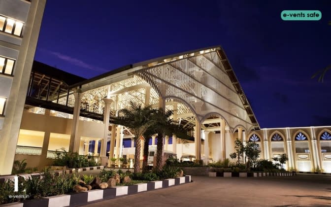 Radisson Blu Cavelossim pool and garden for destination wedding