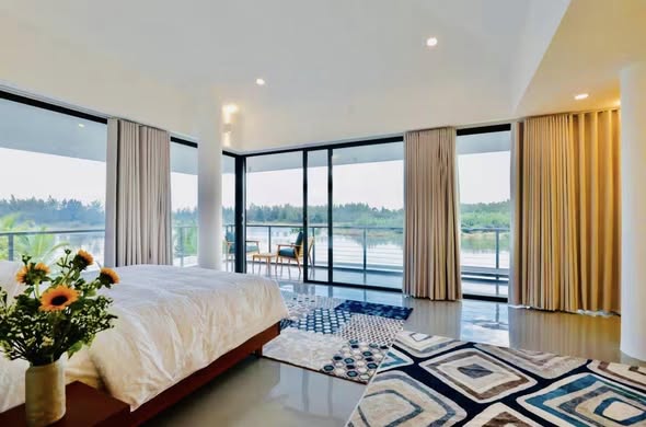 Luxury Riverside Villa with Stunning Views and Pool — photo 2