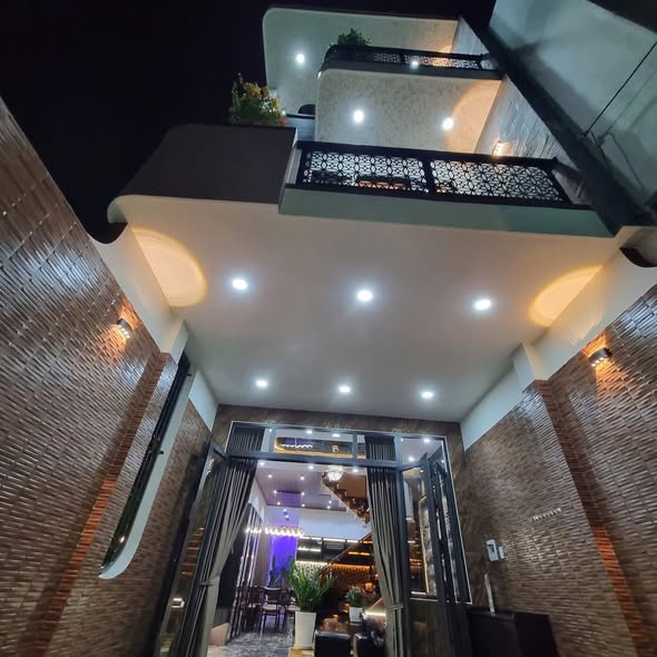 Spacious 3-Story Corner House Near Da Nang Beach — photo 4
