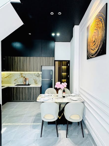 Modern 3-Story House in Prime Central Location — photo 3