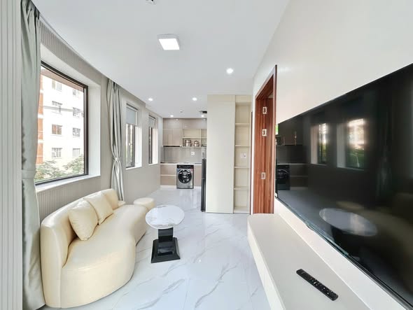 Spacious 1-Bedroom Apartment with Mountain Views and Balcony — photo 2