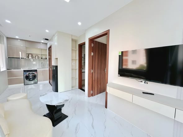 Spacious 1-Bedroom Apartment with Mountain Views and Balcony — photo 3