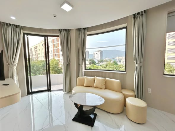 Spacious 1-Bedroom Apartment with Mountain Views and Balcony — photo 5