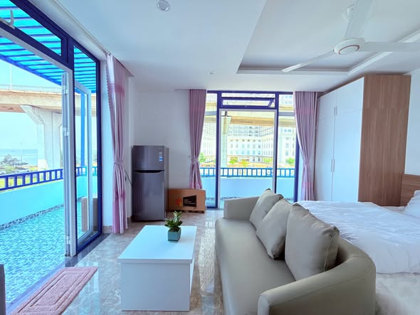 Modern Studio with Two Balconies and Bridge View — photo 3