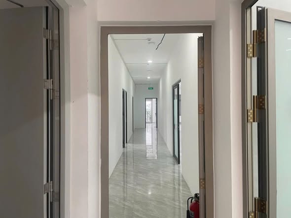 Modern 3-Story Commercial Space with Elevator Available — photo 2