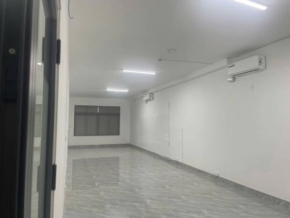 Modern 3-Story Commercial Space with Elevator Available — photo 3