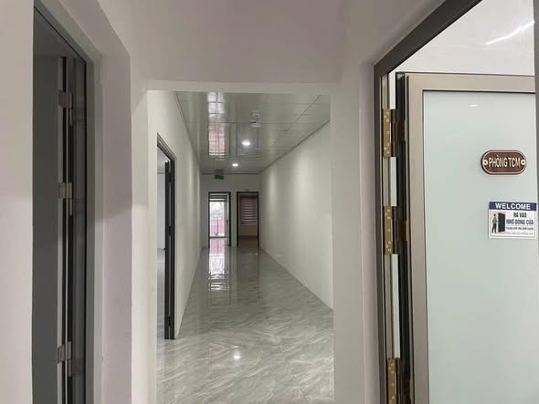 Modern 3-Story Commercial Space with Elevator Available — photo 4