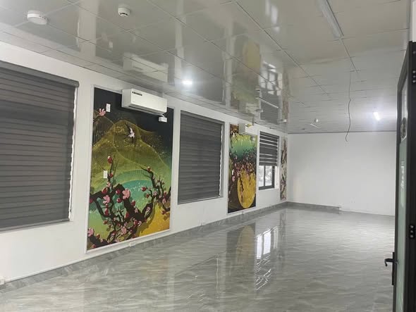 Modern 3-Story Commercial Space with Elevator Available — photo 5