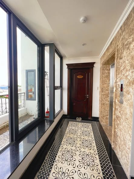 Fully Furnished Modern Apartment Ready for Immediate Move-In — photo 2