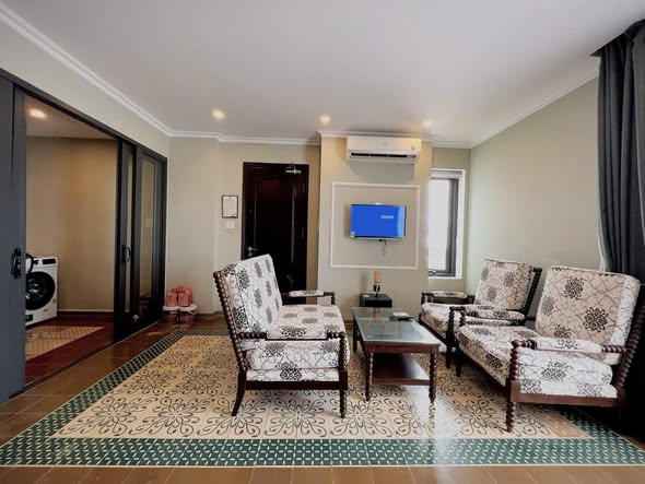 Fully Furnished Modern Apartment Ready for Immediate Move-In — photo 4