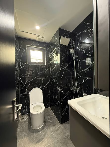 Spacious Front-Facing House for Business and Living — photo 4