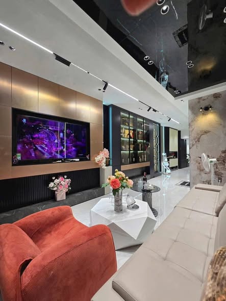 Spacious 4-Bedroom House in Central Da Nang Living — photo 3