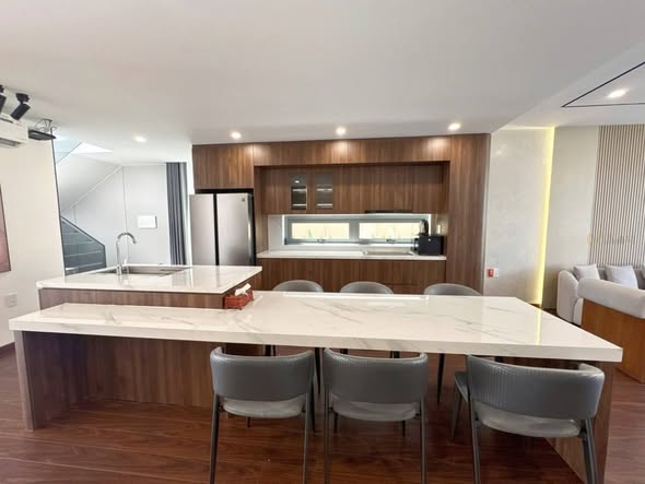 Modern Three-Story Street-Front Villa in Premium District — photo 4