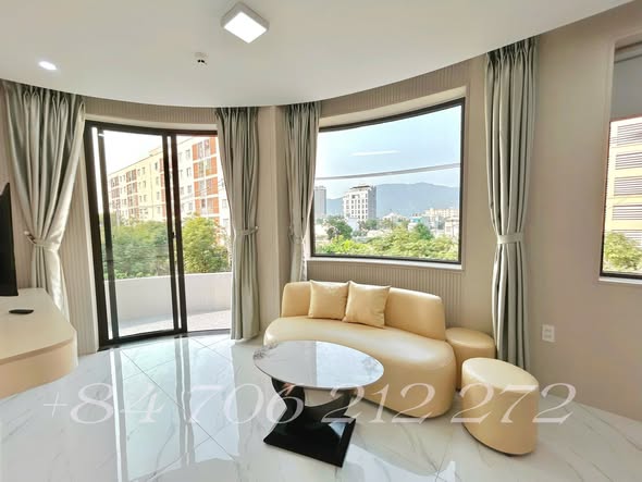 Luxury Mountain View Apartment with Spacious Balcony — photo 2