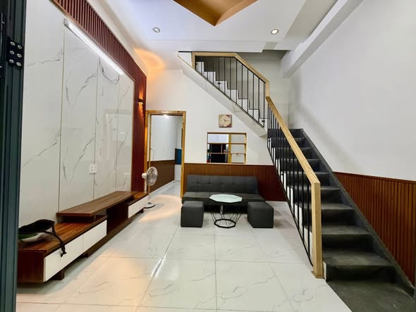 Modern Two-Story House in Prime City Location — photo 2