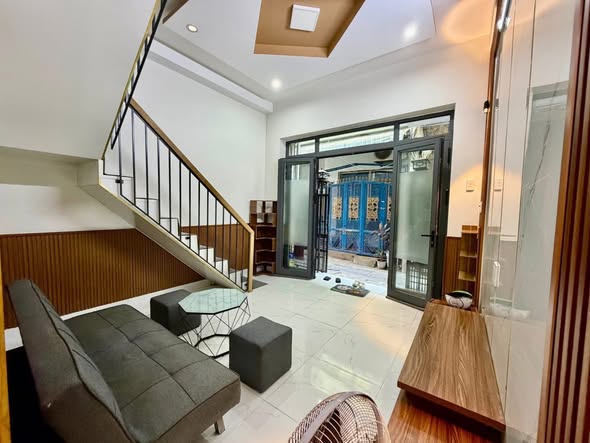 Modern Two-Story House in Prime City Location — photo 4