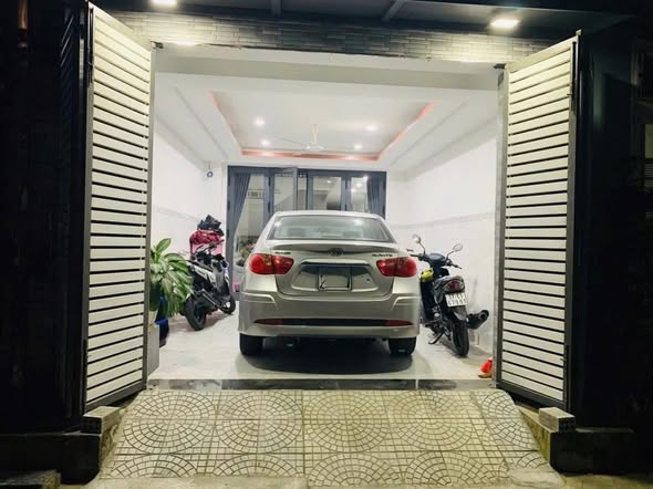 Spacious 3-Bedroom House with Modern Amenities Available — photo 1