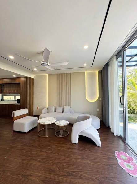 Modern Three-Story Street-Front Villa in Premium District — photo 2