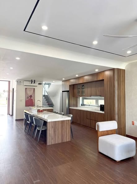 Modern Three-Story Street-Front Villa in Premium District — photo 5