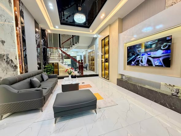 Luxurious 3-Story House Near Beach for Sale — photo 1