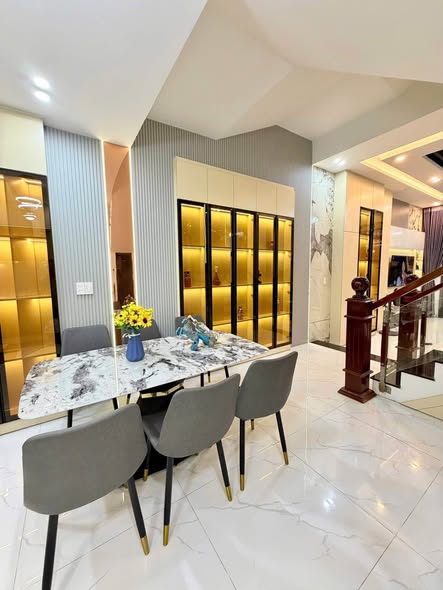 Luxurious 3-Story House Near Beach for Sale — photo 3