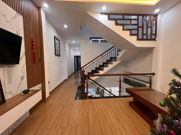 Modern 3-Story House on Prime Le Van Hien Street for Sale — photo 3